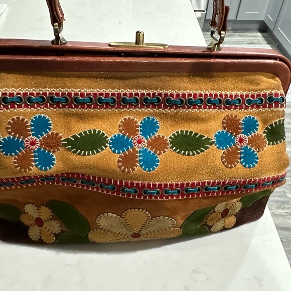 Vintage faux bag looks vintage but it’s not! - Picture 6 of 9